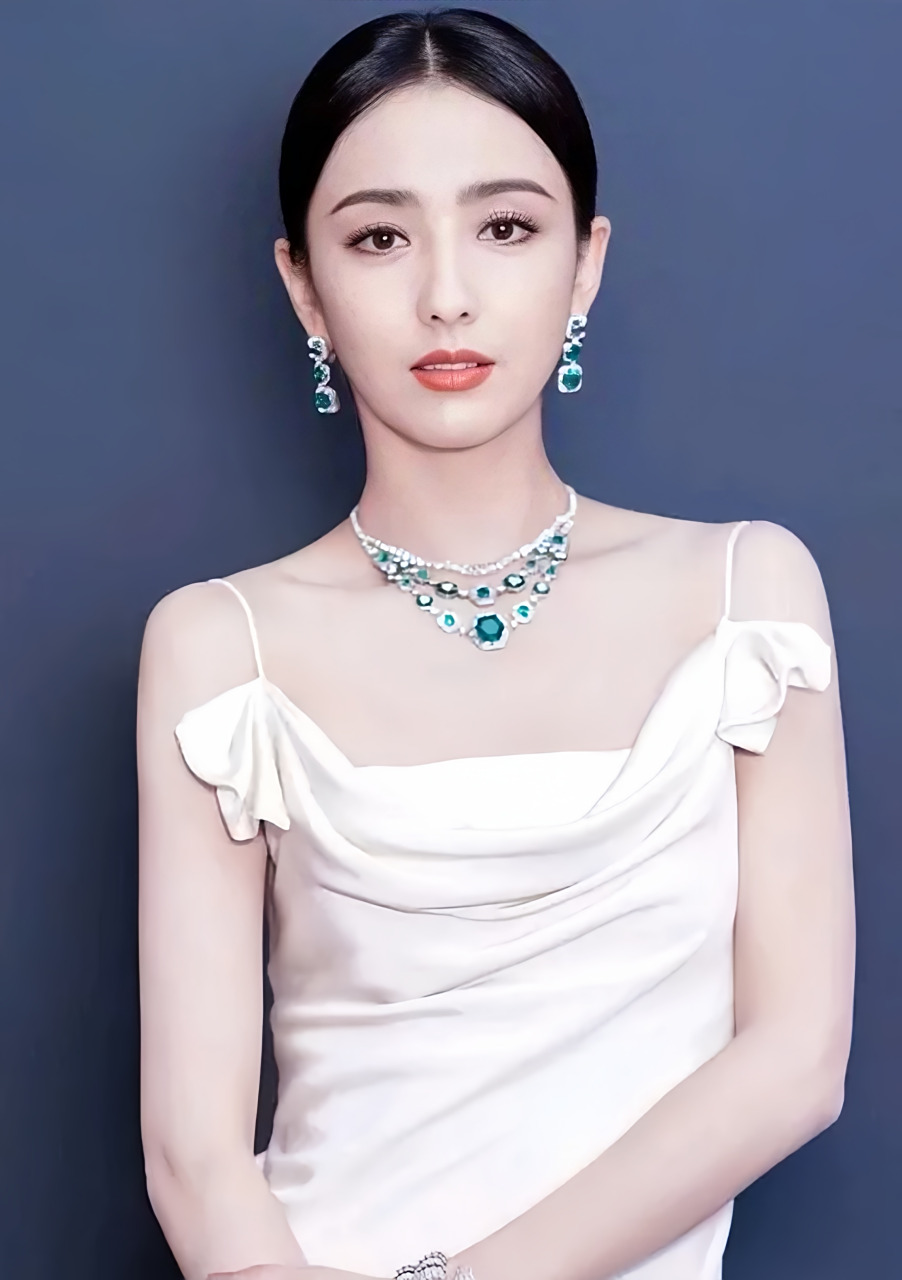 明显佟丽娅的美丽是令人着迷的.