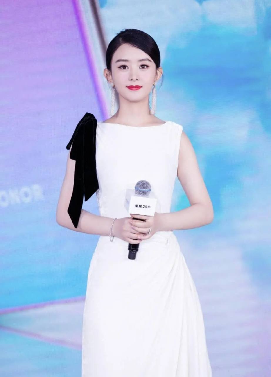 赵丽颖一袭白裙,搭配低马尾,优雅知性,端庄大气,浑身散发着迷人的魅力