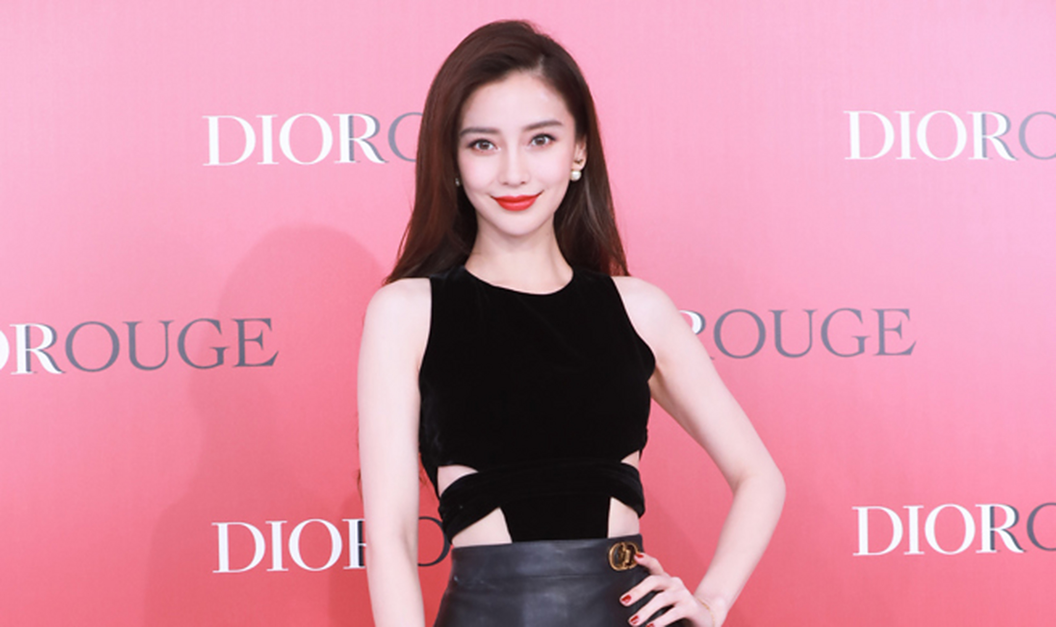 angelababy 20岁性感写真遭挖,黑色内衣滚床超撩人  angelababy(杨颖)
