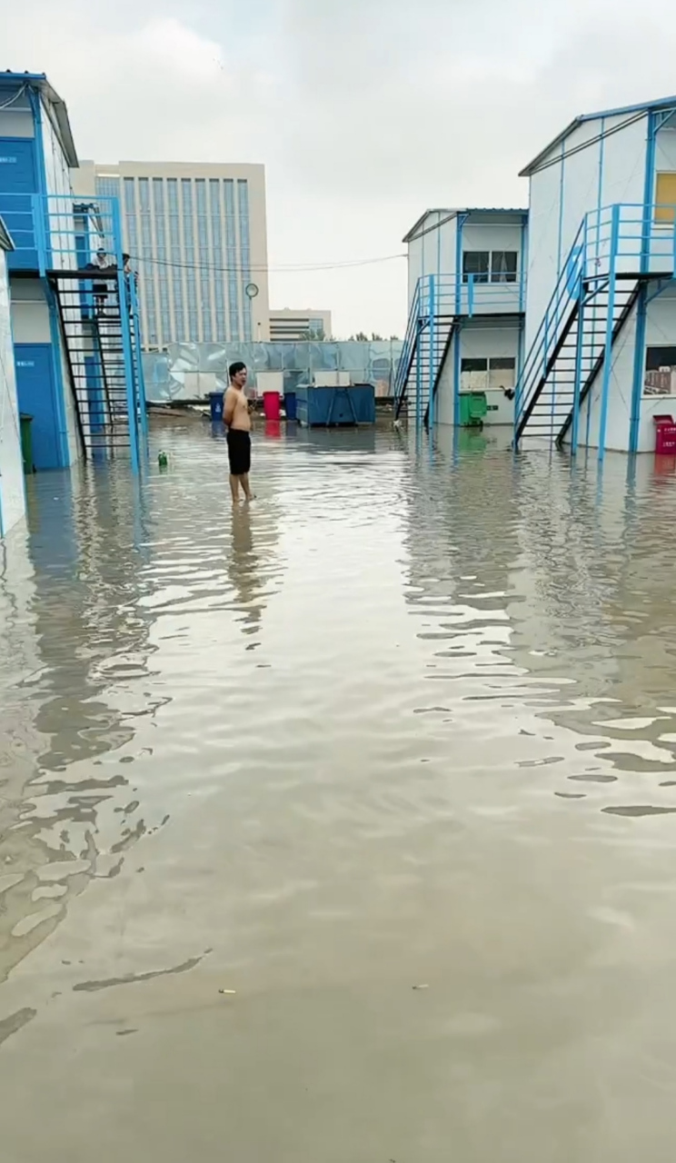 出门打工不容易,一场大雨工地宿舍都成水上乐园了,一层屋里也进水了