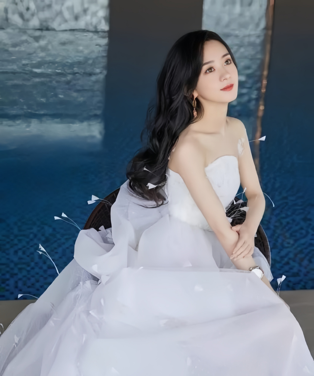 赵丽颖的这身纯白色抹胸曳地纱裙宛如白天鹅般优雅动人.