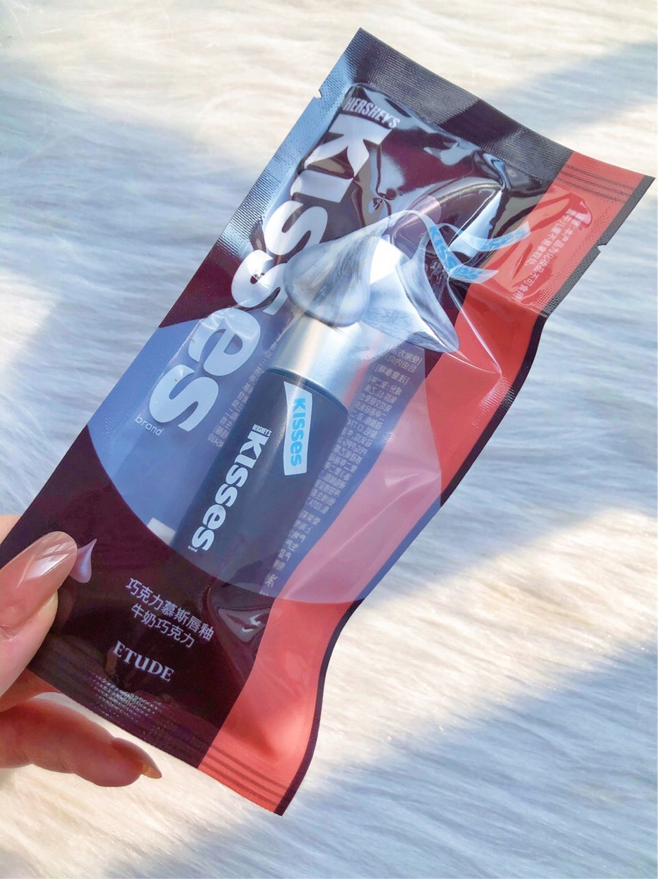我入的是etude 伊蒂之屋kisses慕斯唇釉#01 牛奶