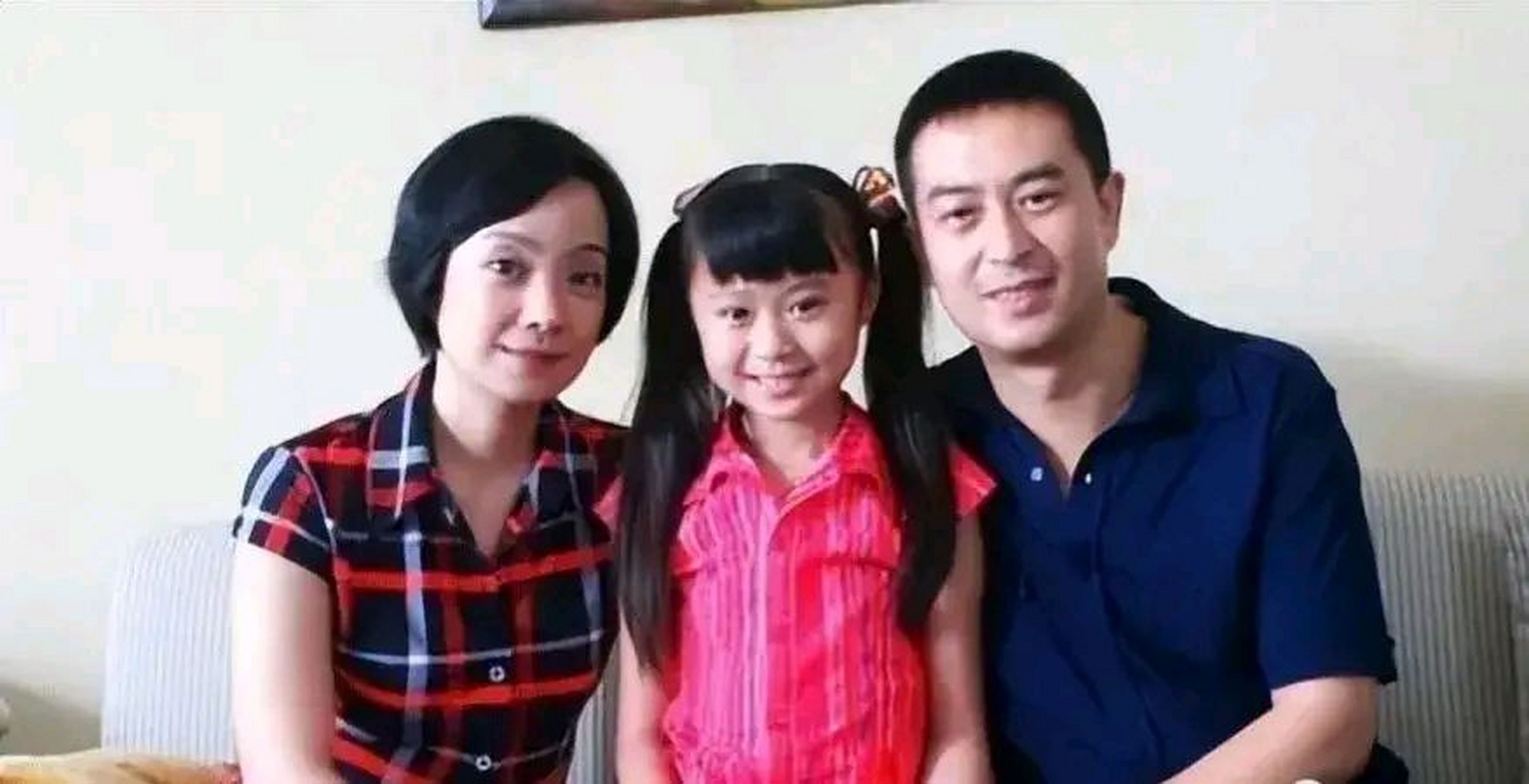 这个站在张嘉译背后的女人,其实也是一位出色的老戏骨,至今