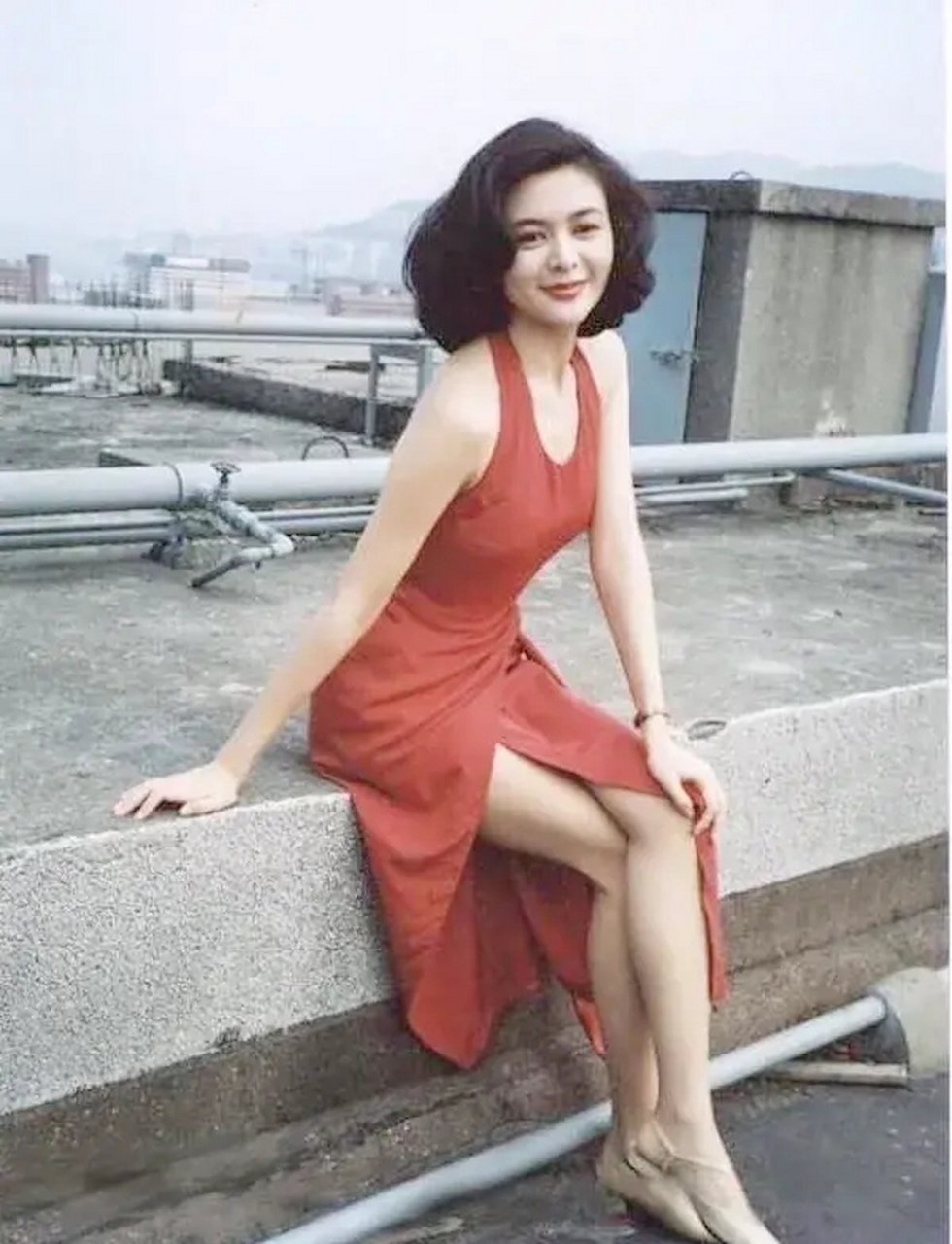 关之琳,1962年9月生于中国香港,籍贯辽宁沈阳,毕业于香港玛利诺修院