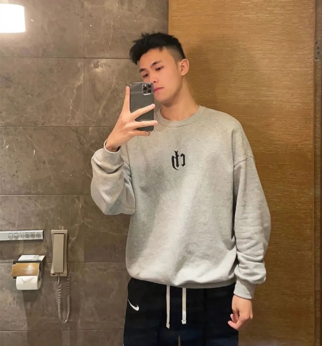 被成都地铁上的大长腿篮球帅哥刷屏了