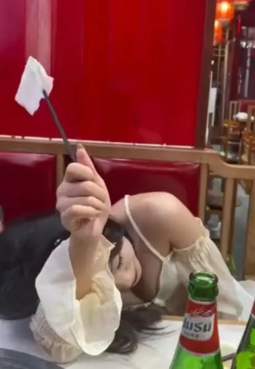 一直听说女同事挺能喝的,没想到居然举白旗投降了[捂脸]