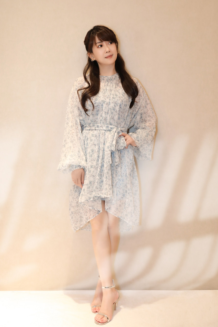 中国台湾女歌手孟庭苇出席活动摆拍照,今年53岁的她身材和脚部都保养