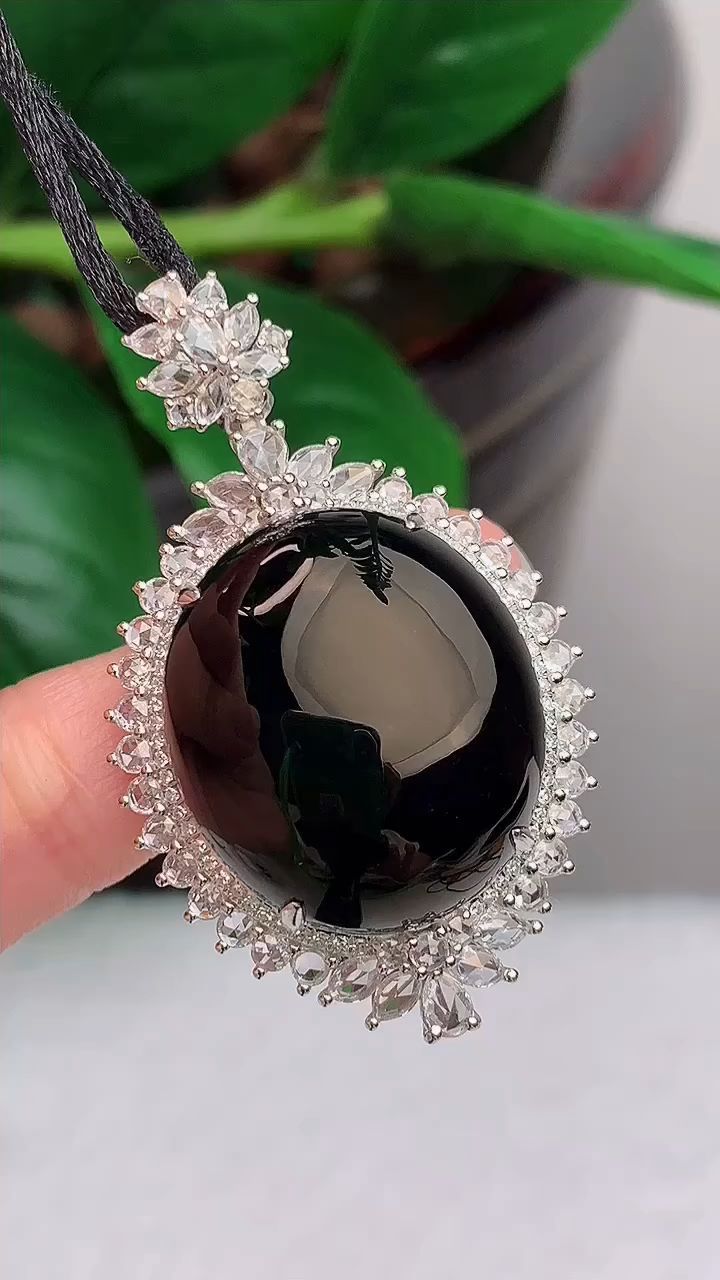 天然a货翡翠 g 1752 18k金豪华伴钻镶嵌墨翠蛋面吊坠 透灯绿 玉质细腻