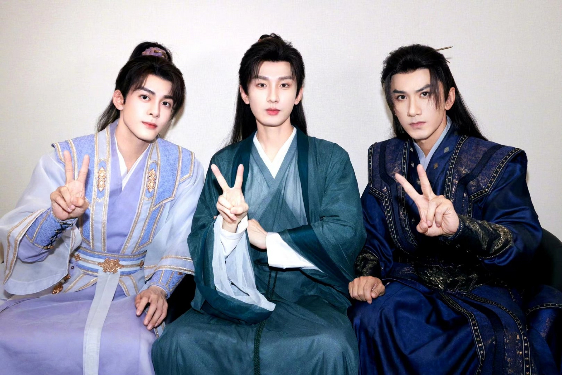 每个主演的微博里都能捡到合照,唯独成毅的空空如也,成毅粉只能荡处