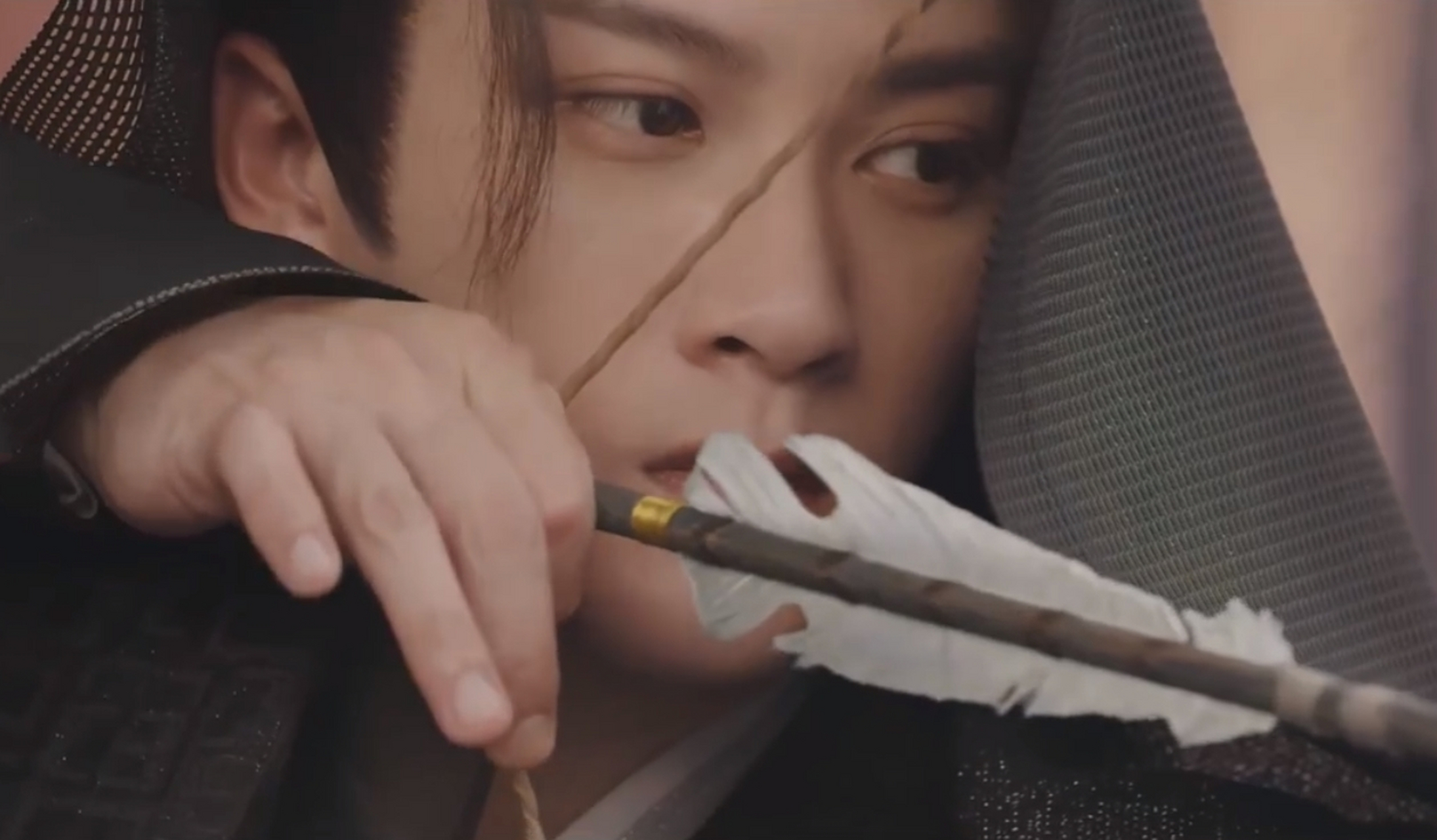 没想到《长相思》第一季结局,还可以重温防风邶射箭的帅气,这姿势,这