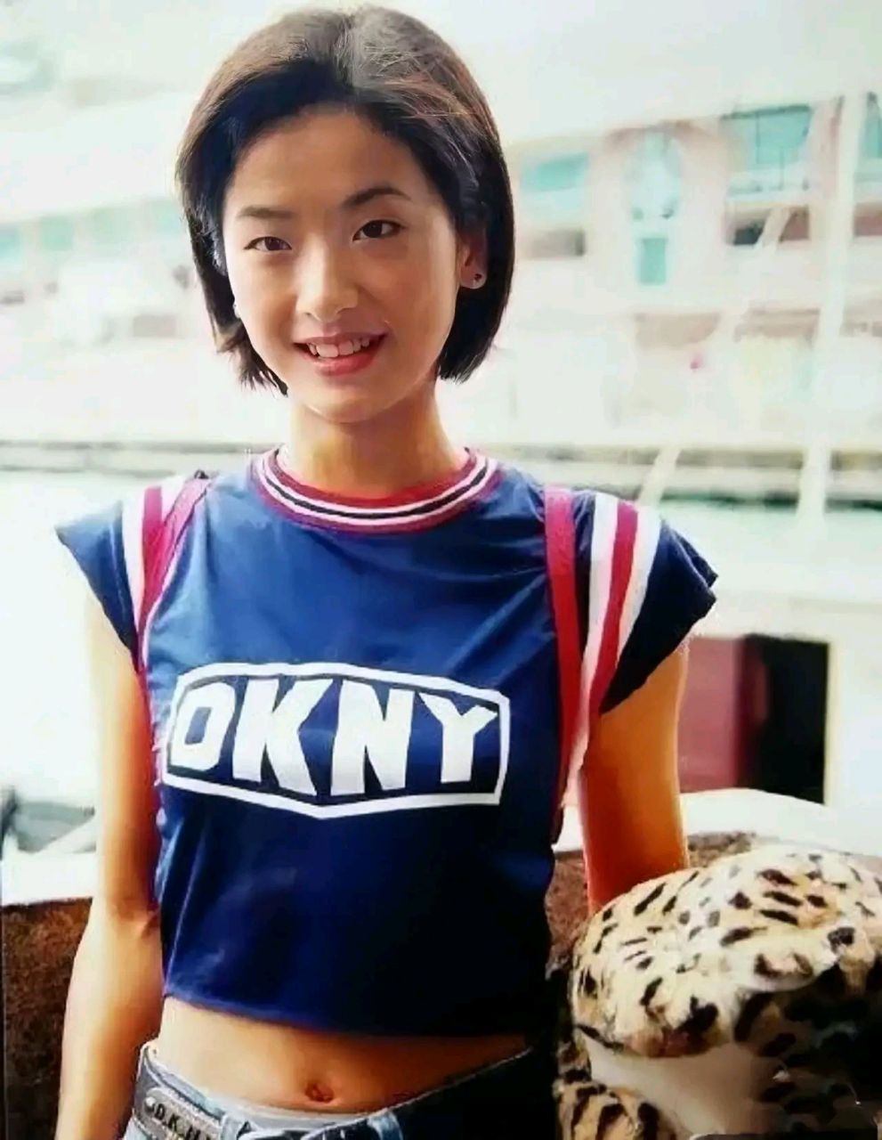 徐濠萦年轻时长得清纯靓丽,一双小眼睛显得特别活泼明媚,眼神灵动