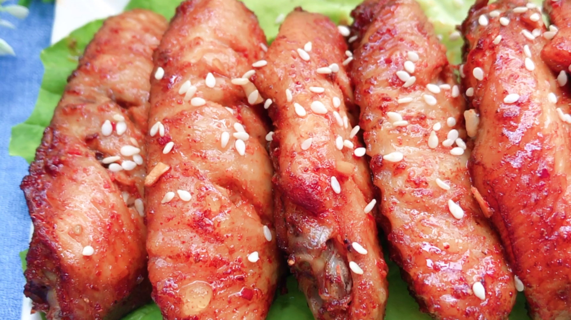 第一次用烤箱烤鸡翅,外皮红亮酥脆,内里鲜嫩入味,看着非常诱人