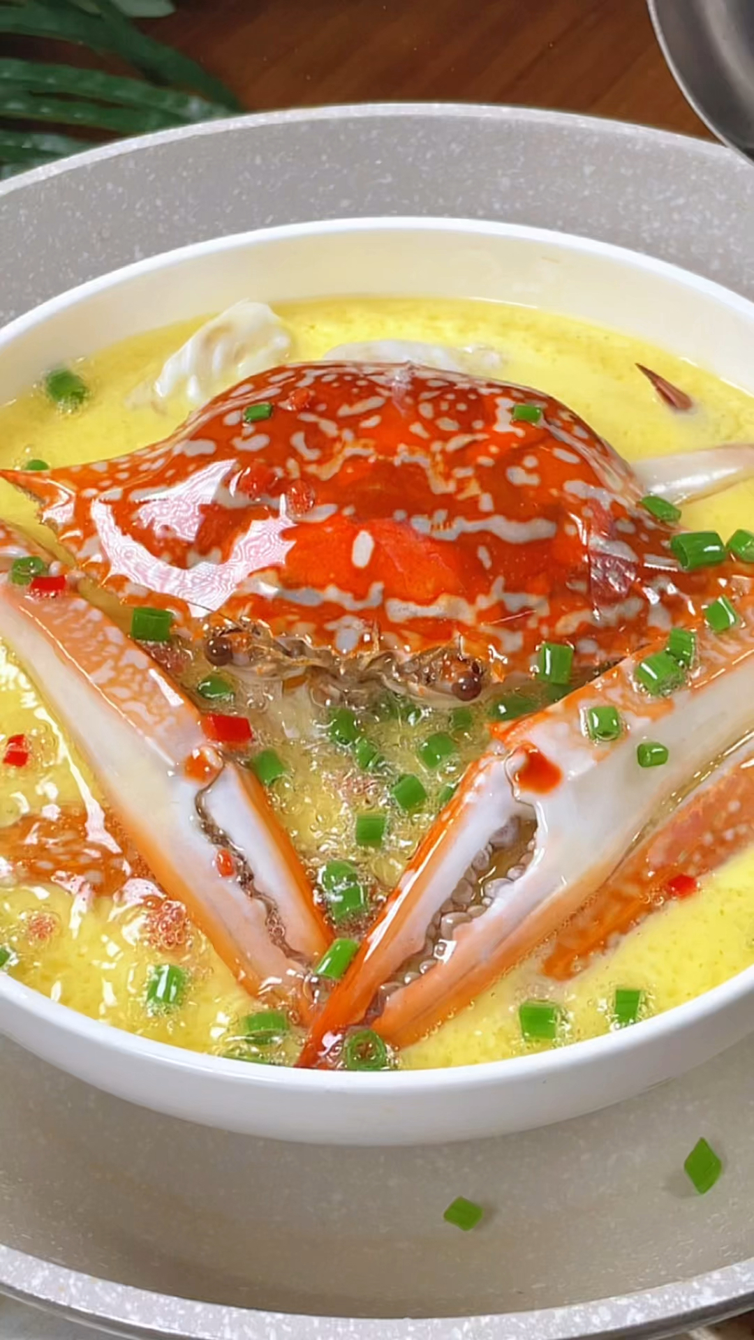 现在的梭子蟹很是肥美梭子蟹蒸鸡蛋你吃过吗鲜嫩肥美真的太过瘾了美食