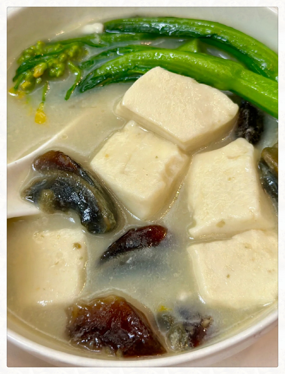 快来体验一道令人陶醉的皮蛋豆腐青菜汤!