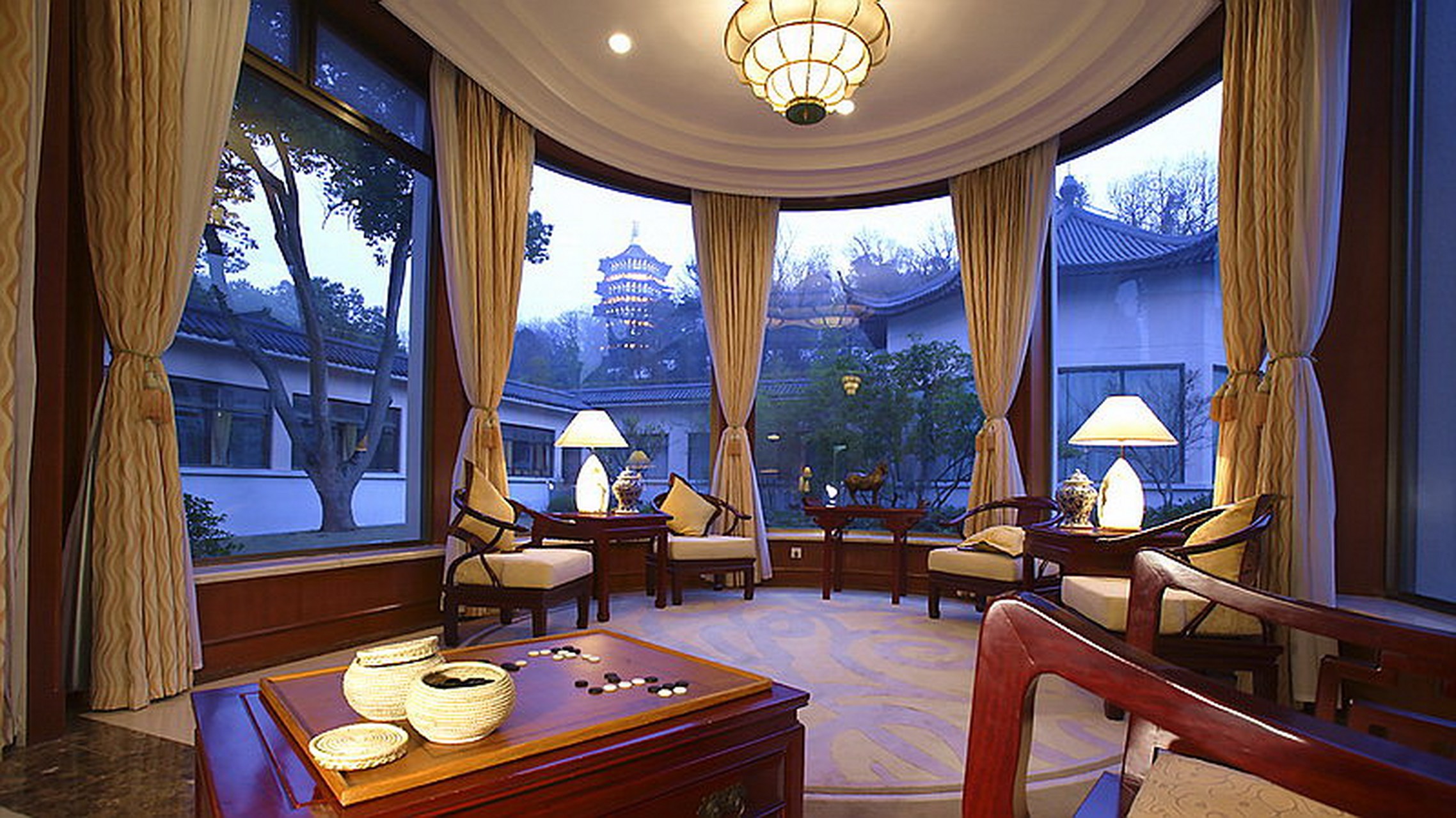 西子宾馆,别名汪庄,原系汪裕泰茶庄,宾馆位于杭州"西湖十景"之一的"