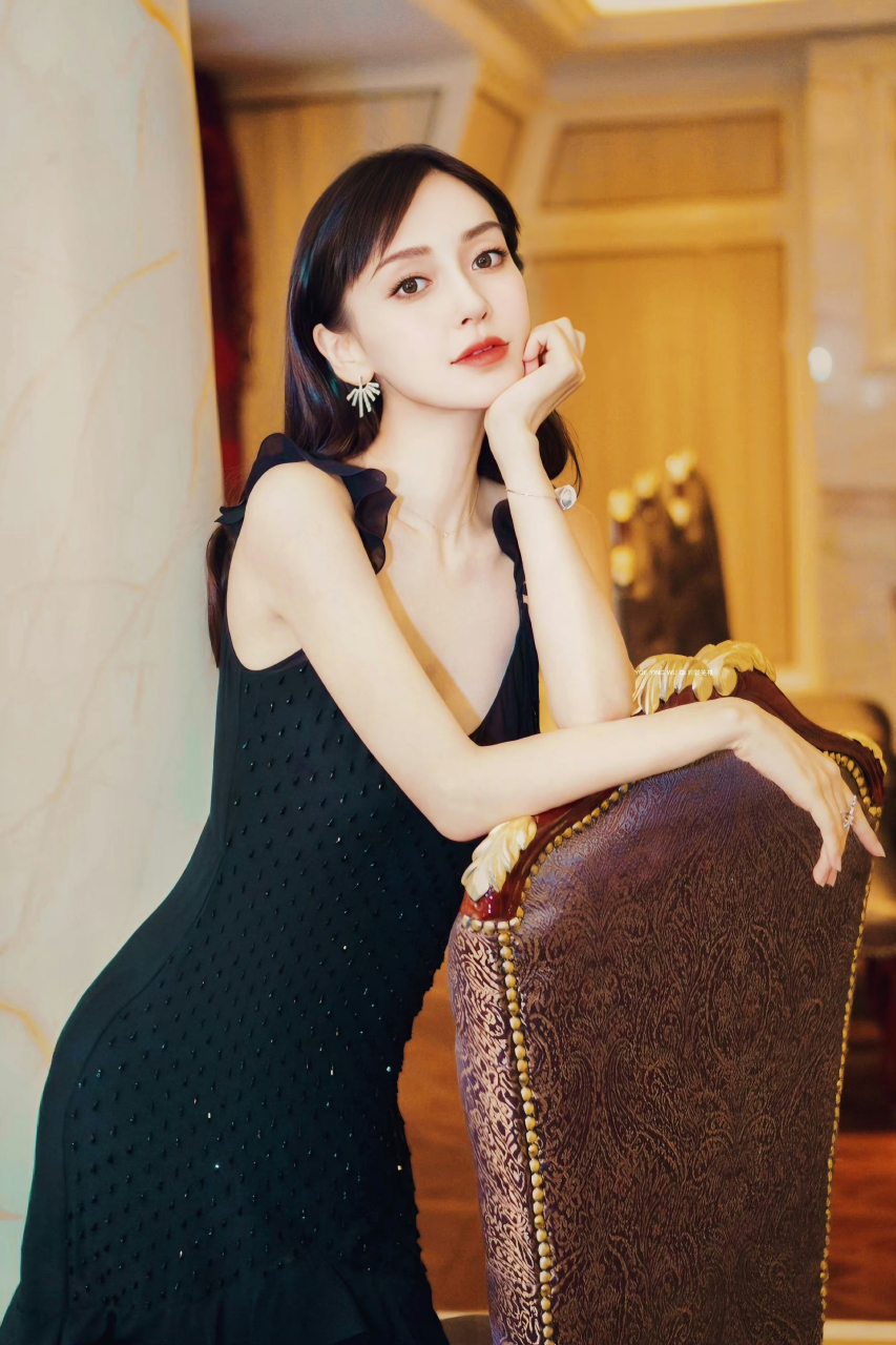 杨颖黑色长裙卷发好美#美女