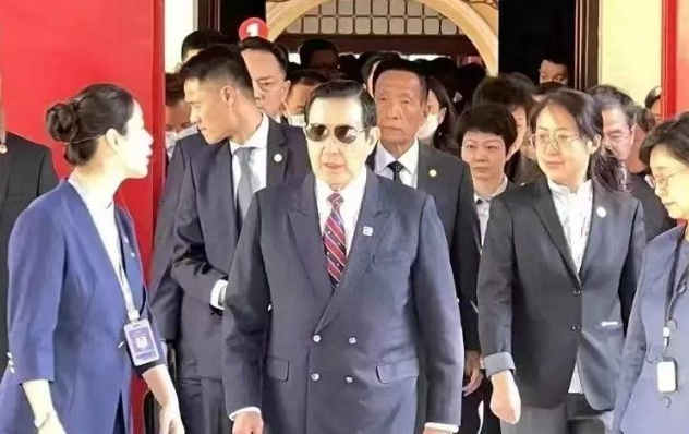 马英九参访南京总统府,在这组蜡像前顿足许久,似有所思!