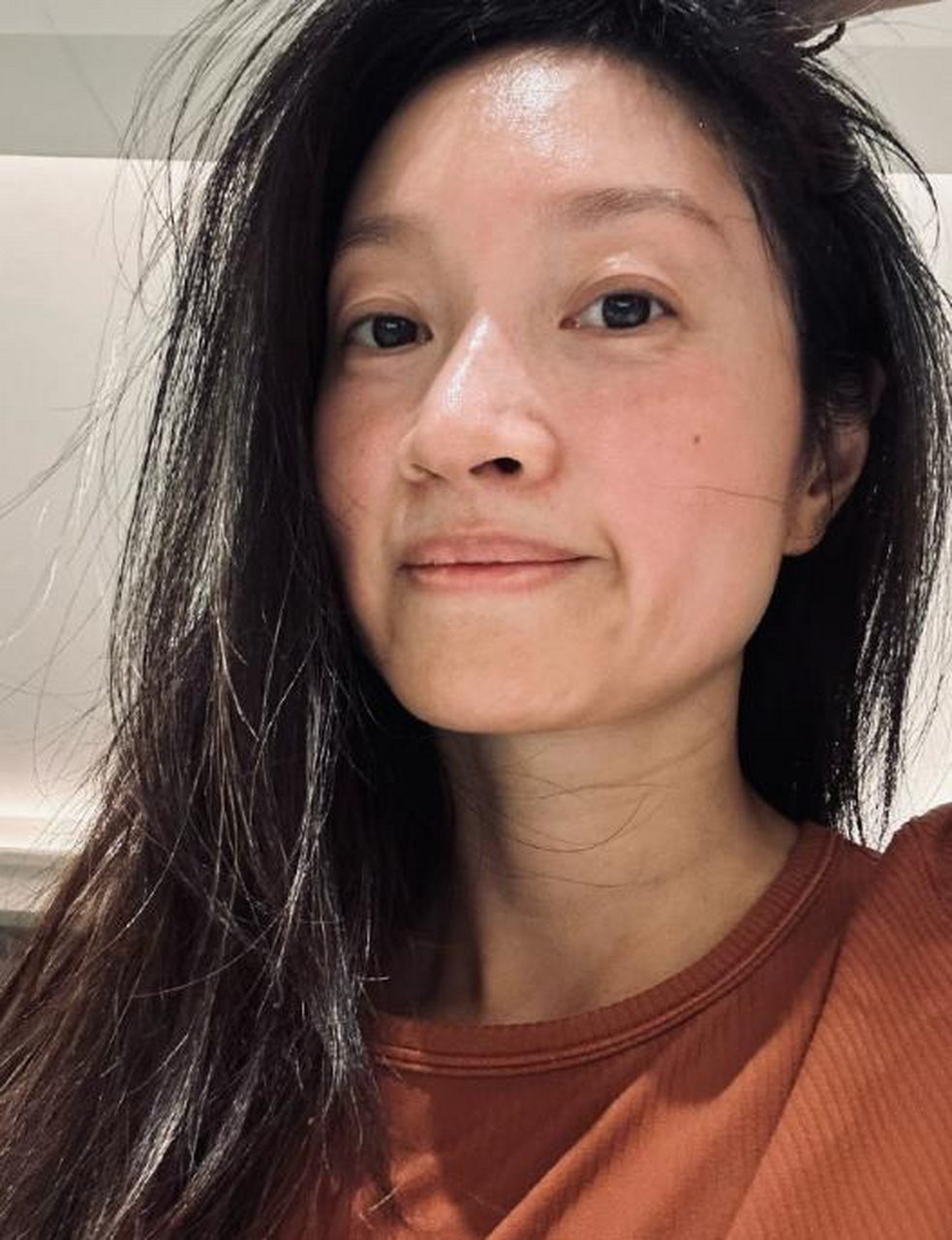 朱亚文老婆沈佳妮近照引热议,嘴唇发白面色憔悴,看上去就像大病初愈一