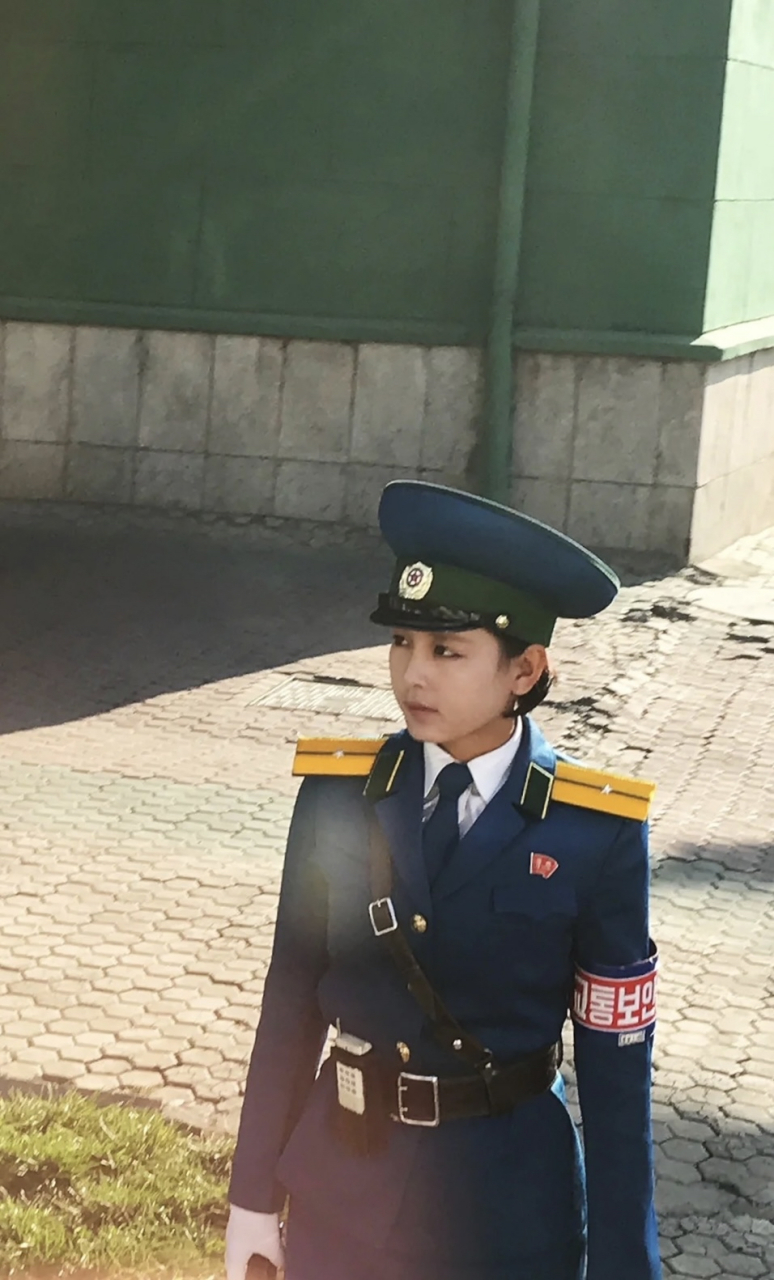 街拍朝鲜女孩子:平壤是朝鲜的首都,也是这个国家各类人才最集中的地区