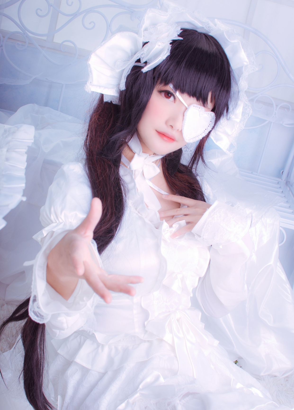 cosplay:一身纯白洛丽塔的时崎狂三与未成年的coser,有种纯纯的美