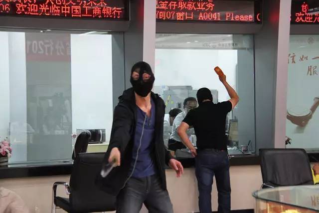 抢银行搞笑一幕