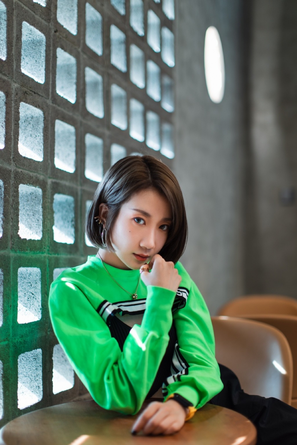 乃万精美壁纸:甜美可爱,身材热辣亮眼!