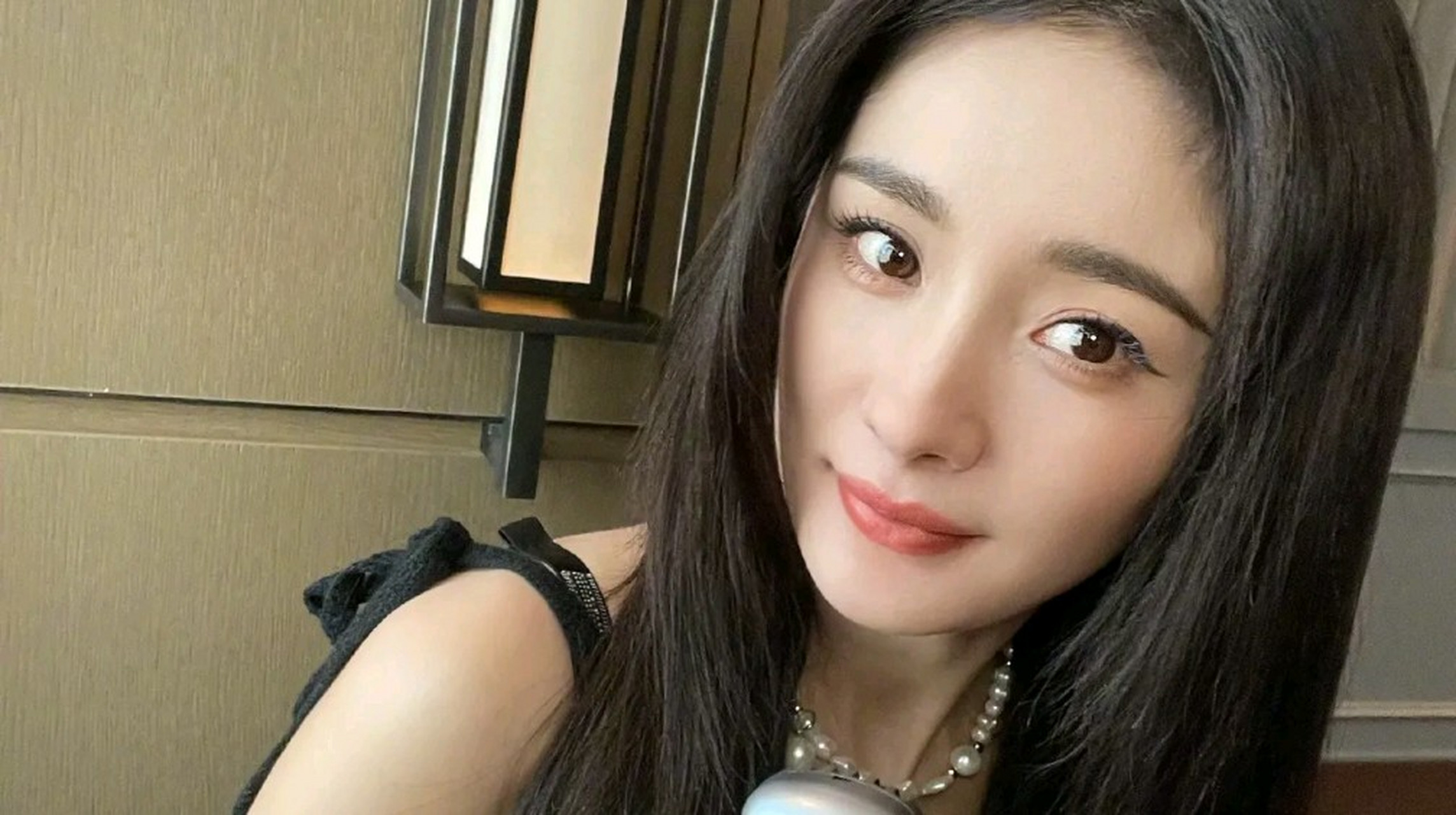 杨幂微博晒近照, 其实脸和身材都保持的很好, 但是说不清楚哪里给人