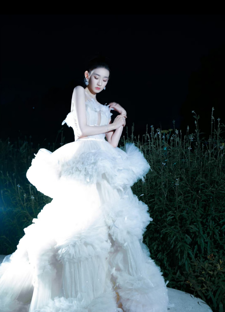 张艺凡# 身穿白色露肩蓬蓬长裙,雪白肌肤细嫩光滑,盛世美颜清纯甜美