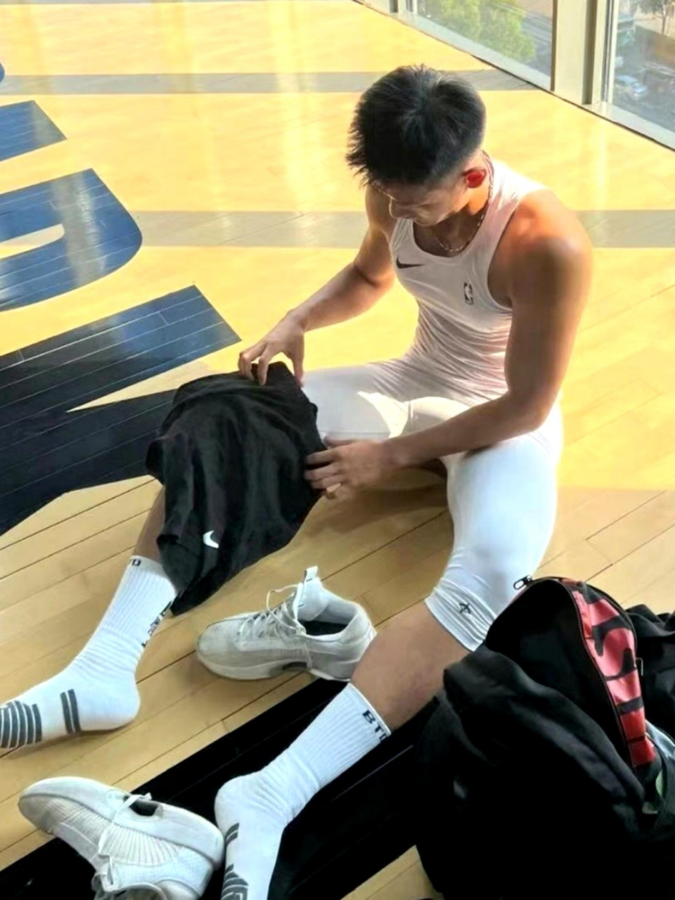 刚运动完的黑皮体育生小哥,饱满发达的胸肌配上白背心很有男子气概呢!