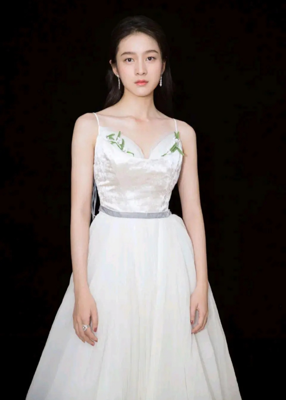 张雪迎一袭白色吊带长裙,纯洁高雅,青春靓丽,性感迷人,真的是越来越有