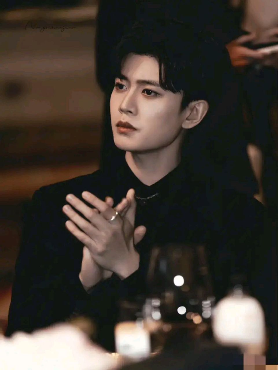 任嘉伦的手真的好好看,听说他把好多不追星的已婚妇女一锅端了?