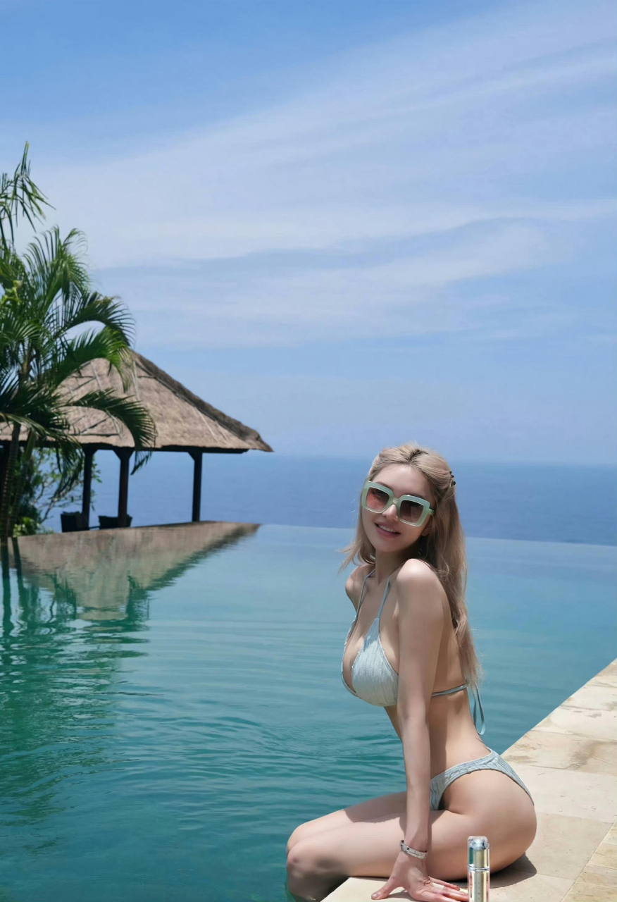 周扬青夏日泳装写真,虽然全身都是高科技,看着还是挺养眼的[亲吻]