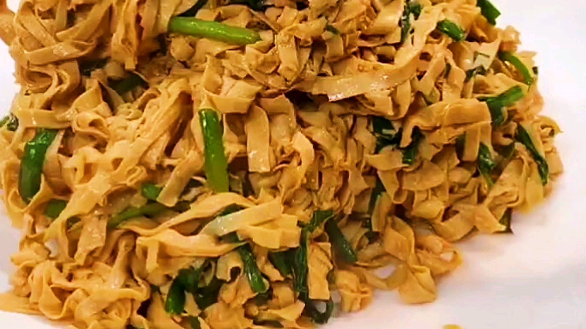 下饭菜韭菜炒干豆腐,方便又好吃,是居家炒菜的必备菜