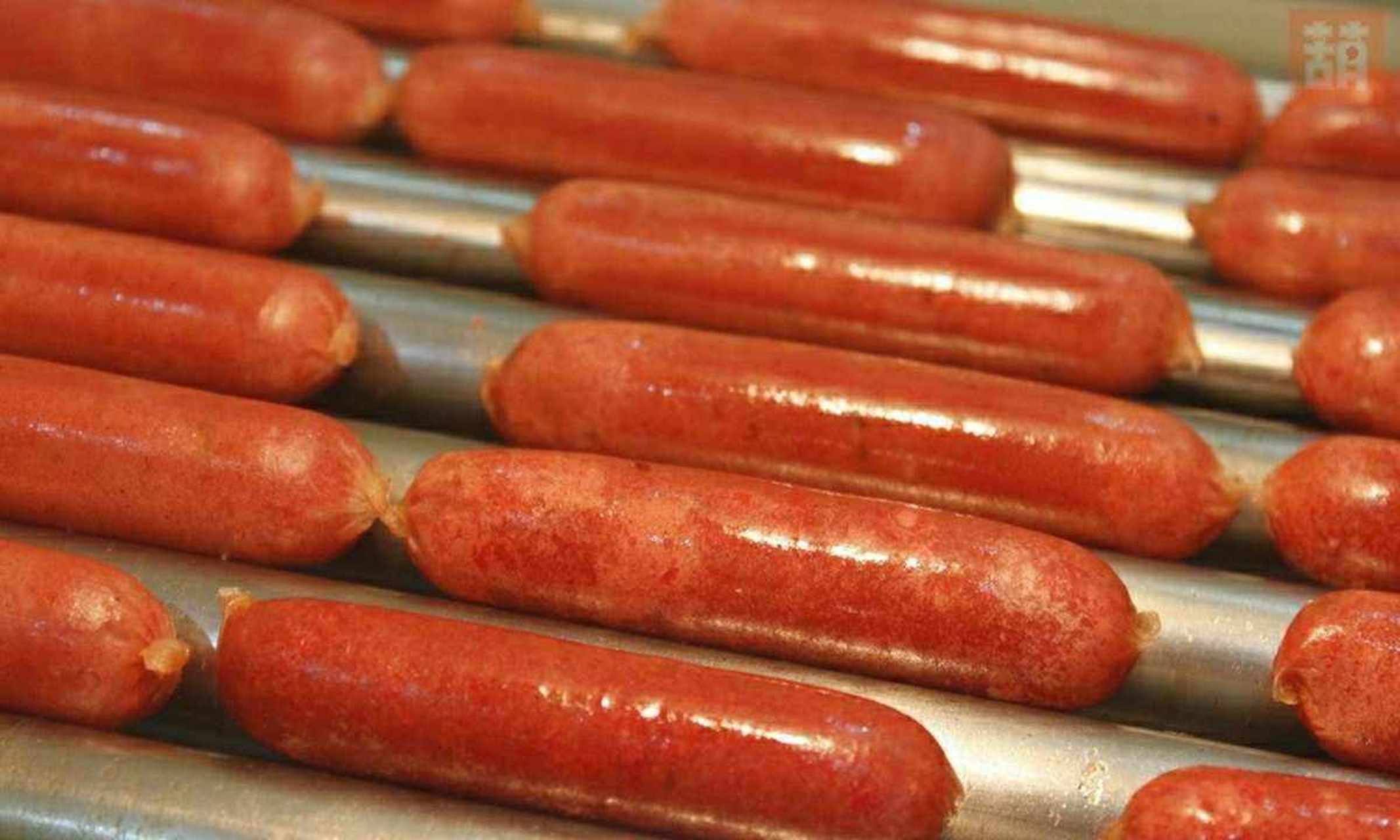 热狗(hot dog)是火腿肠的一种吃法,传统上使用法兰克福肠.