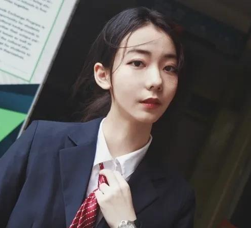 范明携妻子现身美国,参加女儿毕业典礼,范美辰肤白貌美还是学霸