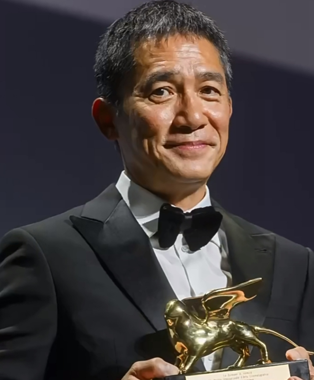 刘嘉玲给自家老公当站姐,她晒出梁朝伟参加活动帅照,伟仔满脸皱纹却别