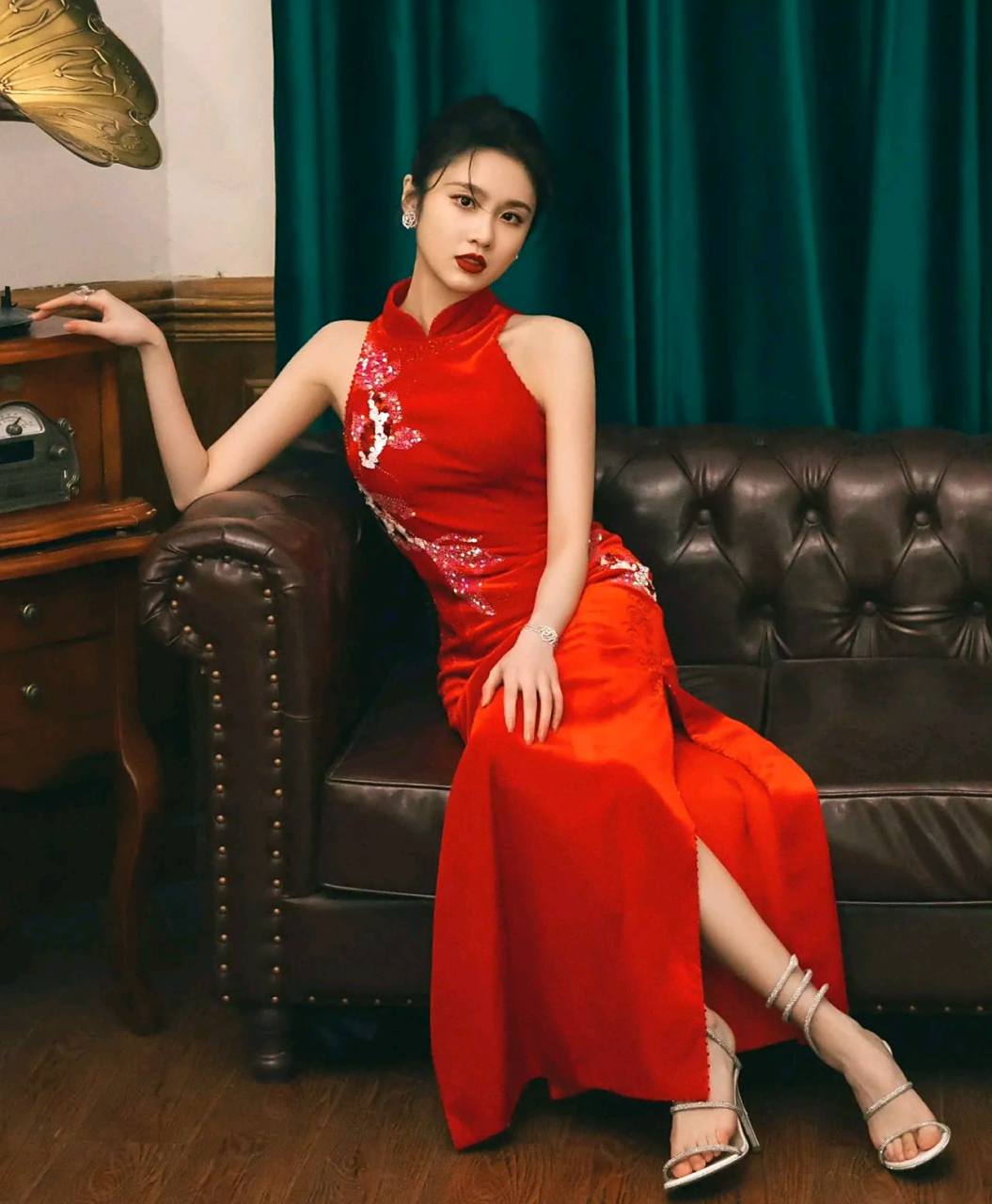 张慧雯红色旗袍造型氛围感十足#动态优创月# #娱乐明星# #惊艳瞬间