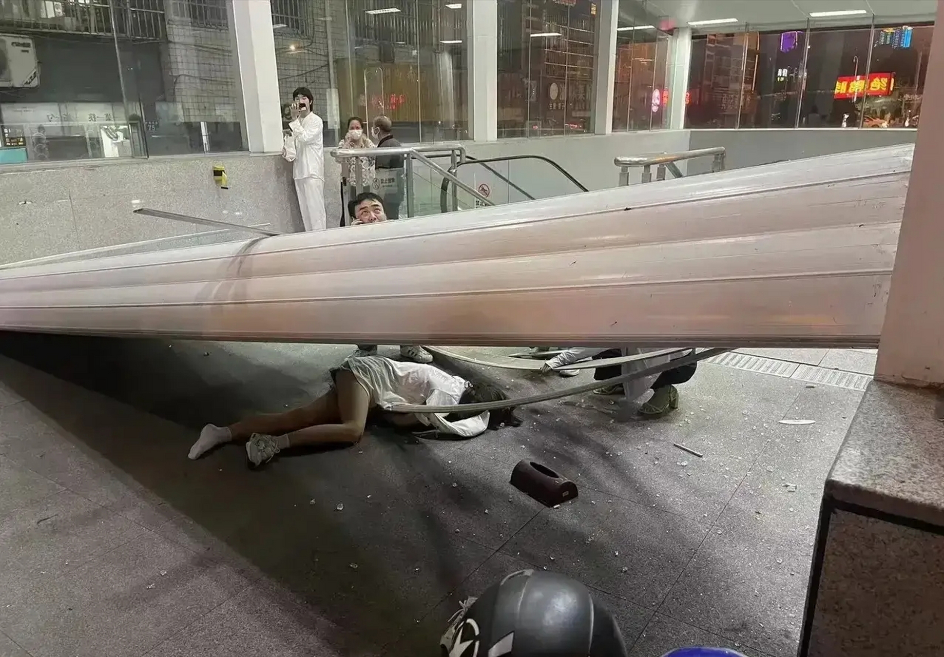 长沙一地铁卷闸门突然掉落,小姑娘无辜被砸中!