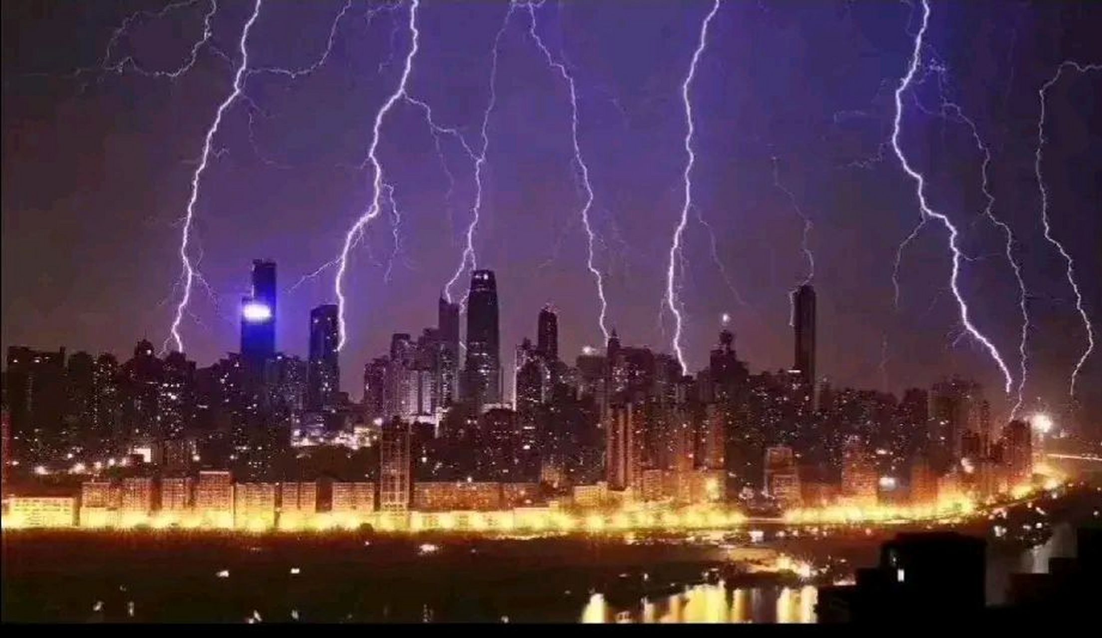 萧敬腾求婚成功后全国各地出现雷暴雨天气,重庆尤为严重.