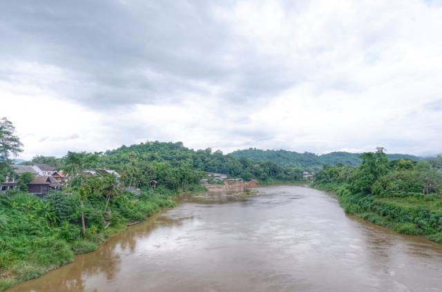 老挝死亡之桥,人们为图方便冒死通过,木板掉落不在乎?