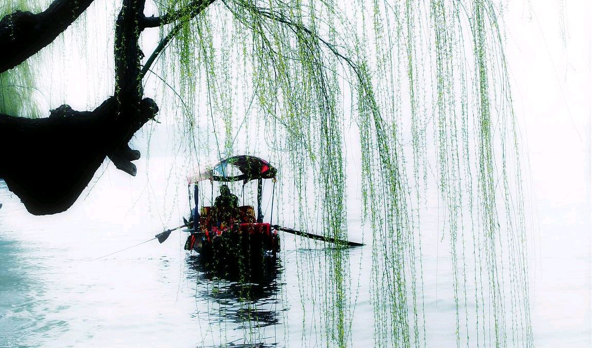 烟波岸柳泛轻舟,一望客亭水上浮