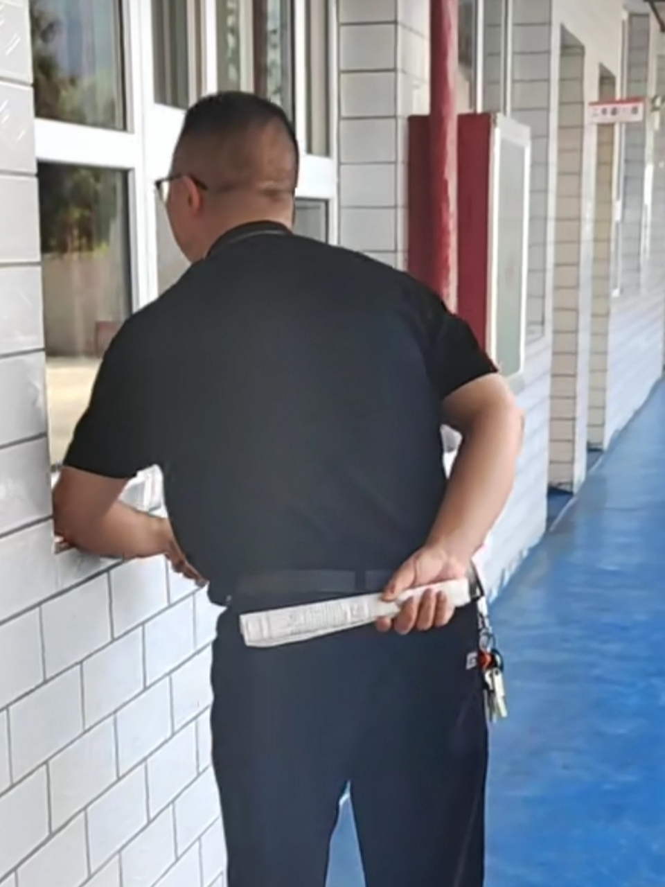 任何恐怖片都不及晚自习时看见班主任从窗外探进的头来,是不是?