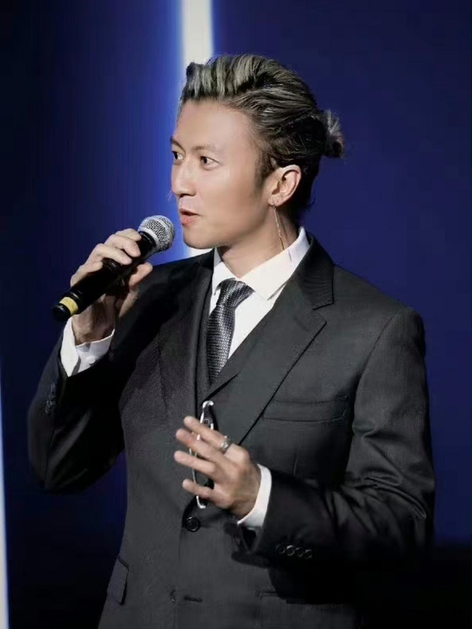 除了他还有哪位男明星能hold住这个耳线和发型?谢霆锋.