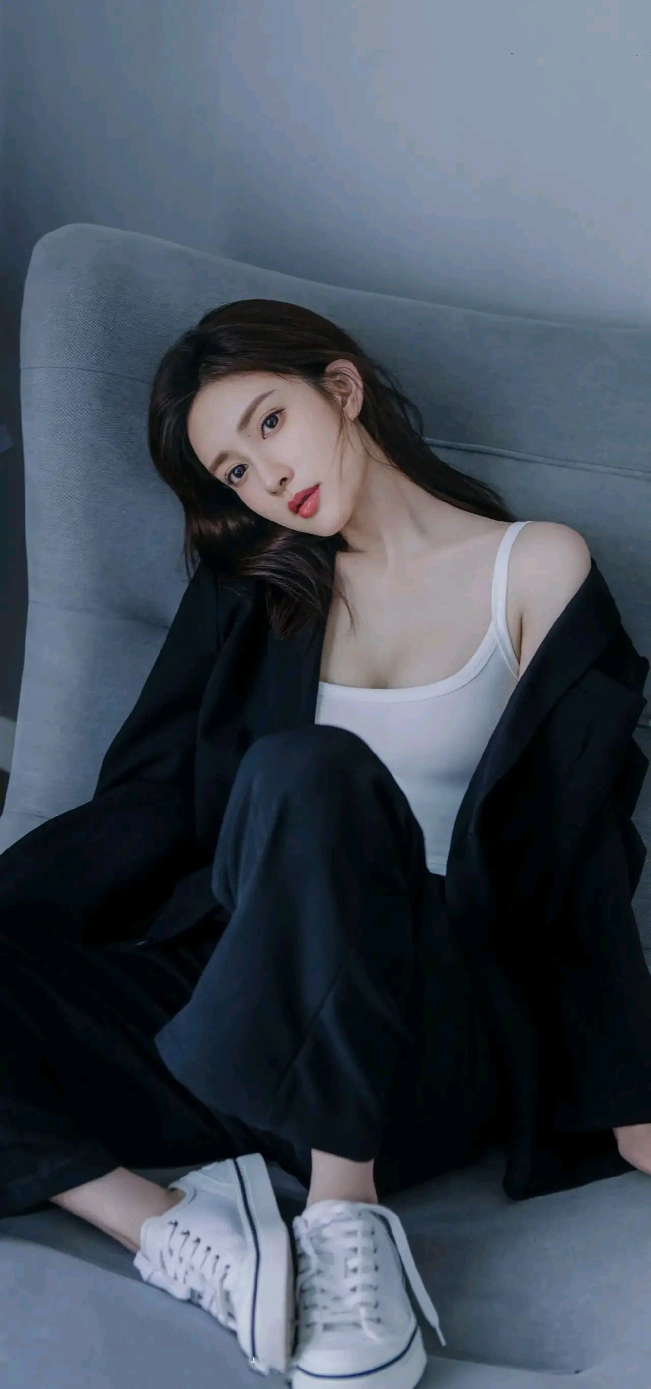 孟子义最新写真大片曝光,白色背心搭配机车造型,性感又迷人