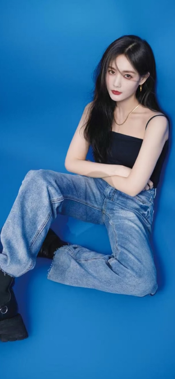 李一桐帅气的牛仔裤