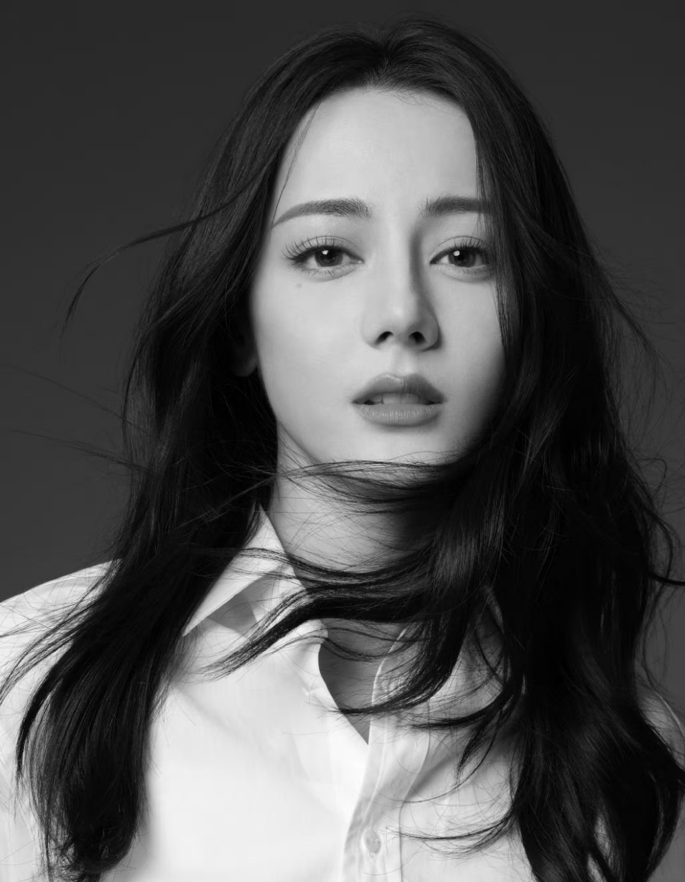 迪丽热巴身穿白色衬衫搭配黑色阔腿裤拍摄杂志大片,极简主义透露随性