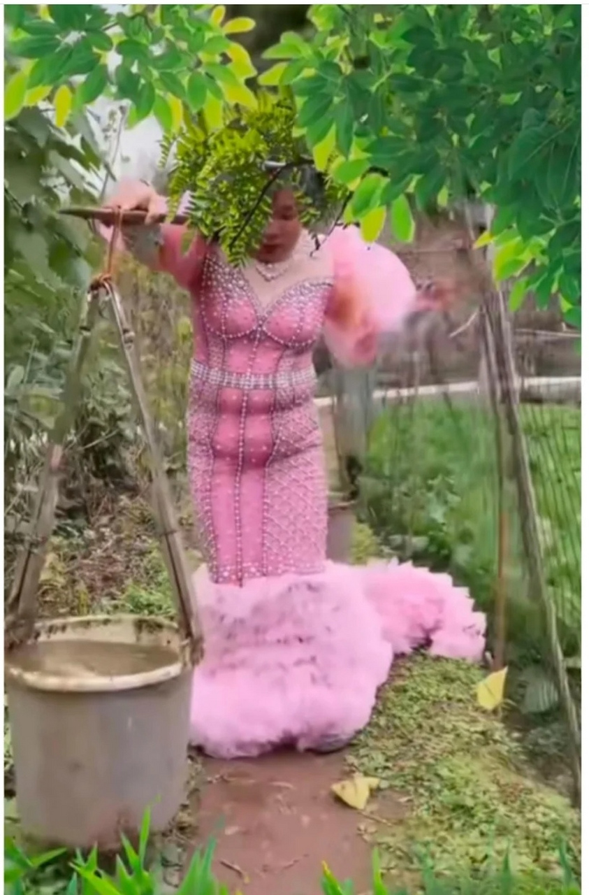 这粉色毛毛虫劲儿还挺大,桶里装满了也能挑起来