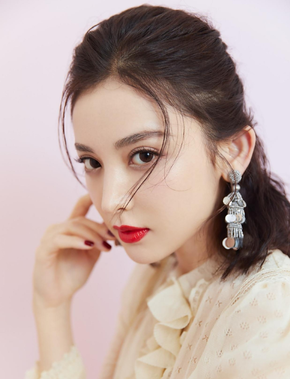 看古力娜扎身穿薄纱裙,显的优雅时髦,看她那清澈的眼神好像会说话,看