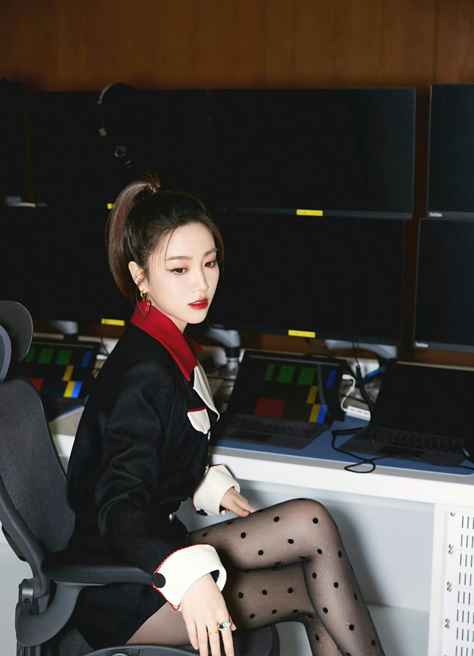 张纯烨  黑丝美腿  性感妖艳