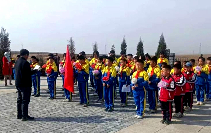 清明祭英烈,精神代代传——北票市五间房镇兴隆洼小学祭扫烈士墓